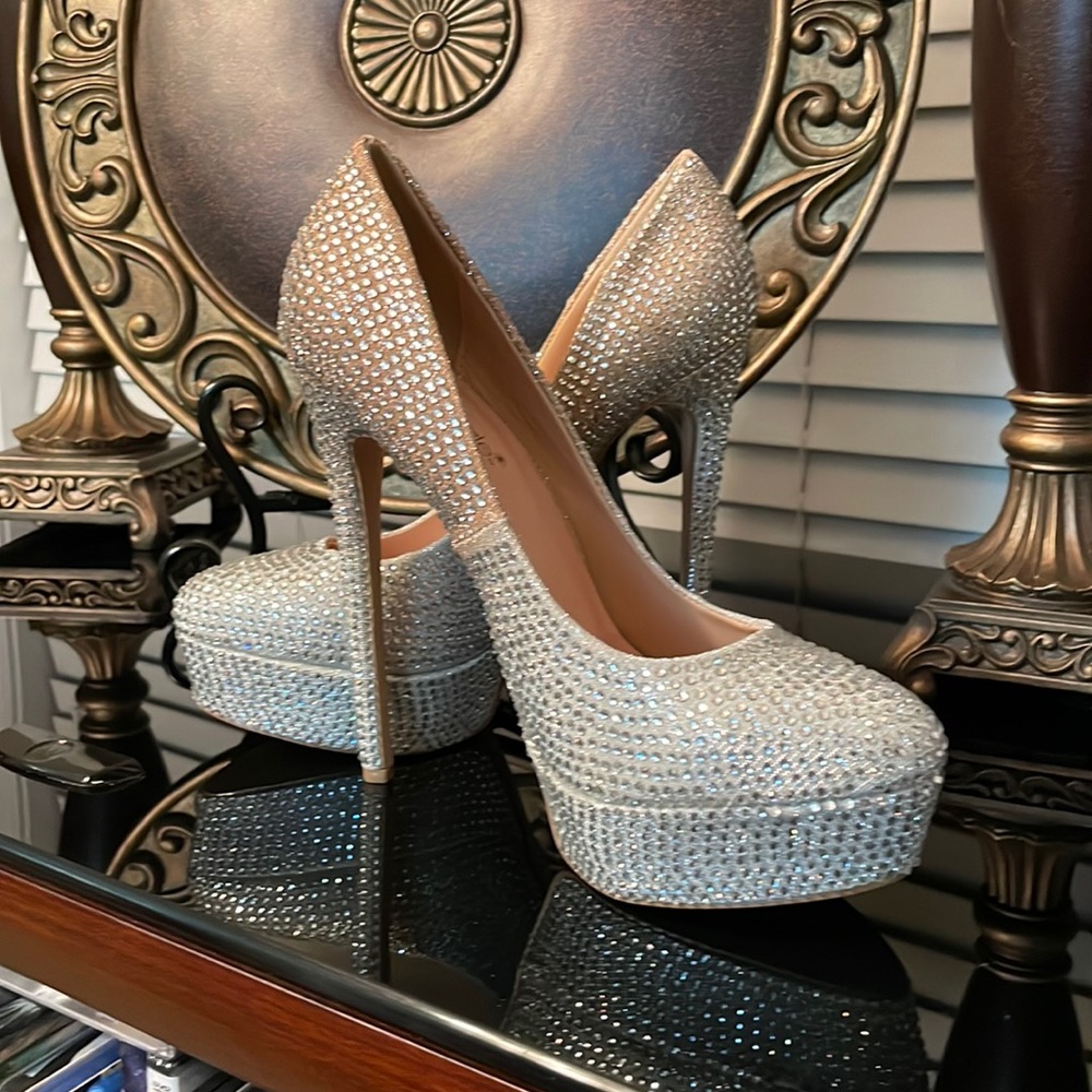 Nude pumps